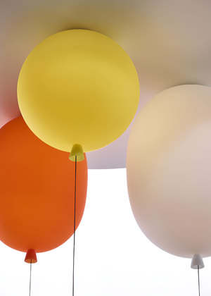 Závěsné svítidlo Memory, design Boris Klimek, ručně foukané sklo, průměr 25 až 40 cm, cena od 7 351 Kč 