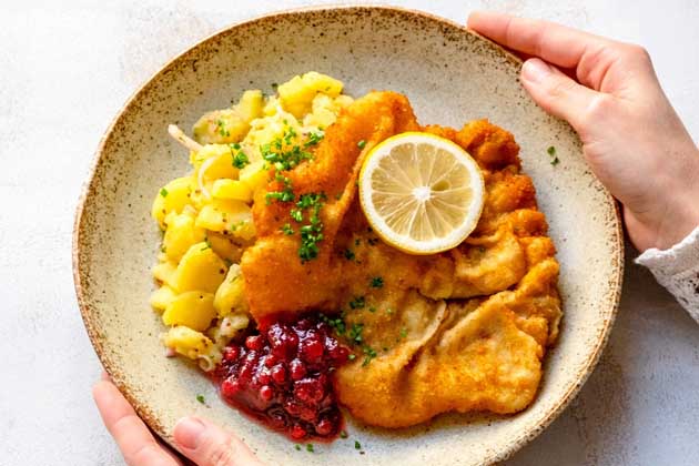 Máme pro vás tip na dokonalý vídeňský řízek. Vyladili ho ambasadoři Miele, foodblogeři Lubojatzky Couple