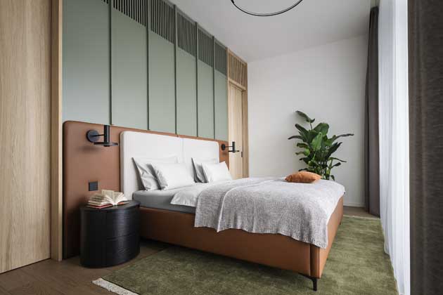 Výrazná stojací lampa Rificolona s působivým stínidlem z recyklovaného materiálu ve dne působí jako designový prvek a večer proměňuje prostor svým hřejivým tlumeným světlem. Výběr křesla představoval velké téma, byla od něj požadována sklopná mechanika a vyšší zádová opěrka.