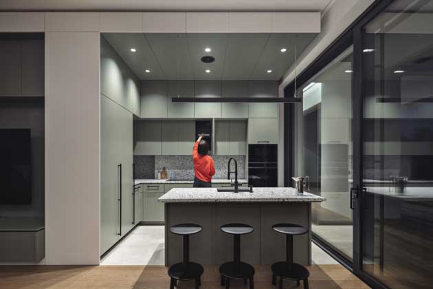 Výrazná stojací lampa Rificolona s působivým stínidlem z recyklovaného materiálu ve dne působí jako designový prvek a večer proměňuje prostor svým hřejivým tlumeným světlem. Výběr křesla představoval velké téma, byla od něj požadována sklopná mechanika a vyšší zádová opěrka.