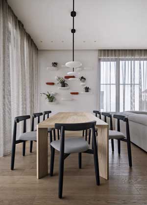 Výrazná stojací lampa Rificolona s působivým stínidlem z recyklovaného materiálu ve dne působí jako designový prvek a večer proměňuje prostor svým hřejivým tlumeným světlem. Výběr křesla představoval velké téma, byla od něj požadována sklopná mechanika a vyšší zádová opěrka.