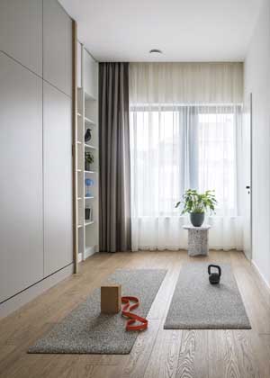 Výrazná stojací lampa Rificolona s působivým stínidlem z recyklovaného materiálu ve dne působí jako designový prvek a večer proměňuje prostor svým hřejivým tlumeným světlem. Výběr křesla představoval velké téma, byla od něj požadována sklopná mechanika a vyšší zádová opěrka.