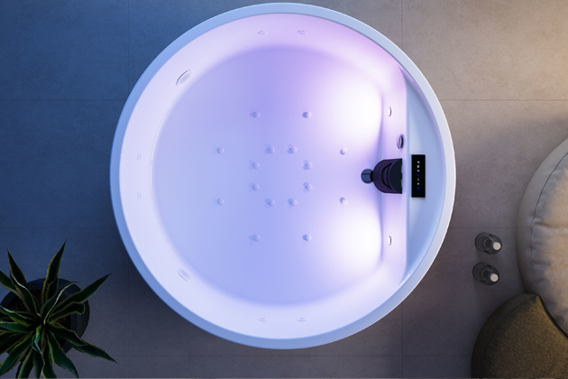 Přenosná vířivka Mawi Spa 166 s ambientním osvětlením ze stejnojmenné kolekce je skutečnou relaxační oázou do interiéru i exteriéru. Vířivky Mawi Spa spojují estetiku a funkčnost a nabízejí nový způsob, jak si užít lázně v domácím prostředí → www.ronalbathrooms.com/cs_cz