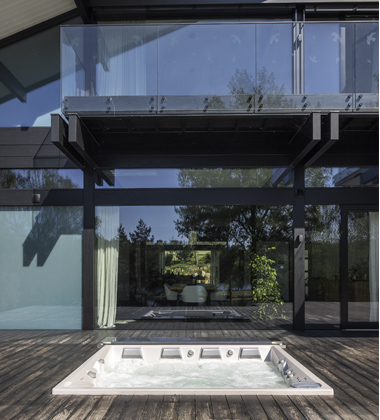LoungeiN s automatickým termokrytem ACS® je první privátní spa určená k zabudování do země. Díky integraci získáte čistý prostor, který se sladí s architekturou domu a zahrady. Interiér nabízí pohodlné masážní pozice až pro sedm osob