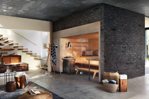 Sauna Aura kombinuje skleněná čela s jedlovým dřevem, čímž lavice jakoby plavou. Elegantní závěsné světlo a měkké polštáře vytvářejí útulnou atmosféru. Inovativní textilie umožňují hygienické použití a přinášejí do sauny moderní komfort