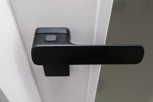Díky černé klice získají bílé dveře na atraktivitě. Novinkou v oblasti kování je systém smart to lock, který má zamykání integrované v těle kliky. 