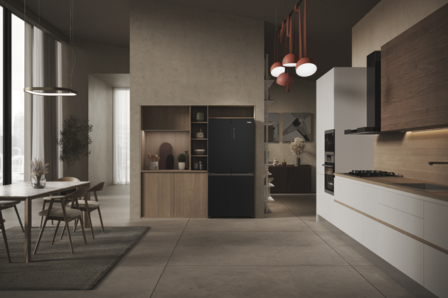 Čtyřdveřová chladnička HCR3818ENPT, řada funkcí včetně Total NoFrost, cena 19 990 Kč