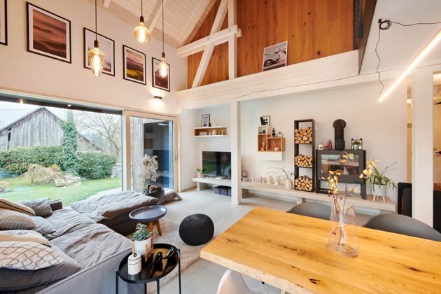 Moderní vesnický dům s opalovanou fasádou