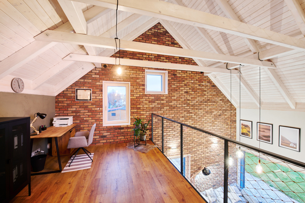 Moderní vesnický dům s opalovanou fasádou