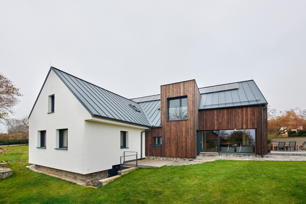 Moderní vesnický dům s opalovanou fasádou