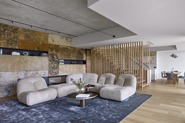 O osvětlení interiéru vily se postaralo studio Bulb, které dodalo ikonická závěsná svítidla PH 5 od f. Louis Poulsen i architektonické osvětlení Viabizzuno, sloužící k efektnímu nasvícení kamenné stěny. Solitérní nábytek byl pořízen v Konsepti, architekti vsadili na značky, jako je Molteni (pohovka), Fritz Hansen (židle) či Vitra (křeslo). 