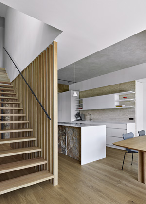 O osvětlení interiéru vily se postaralo studio Bulb, které dodalo ikonická závěsná svítidla PH 5 od f. Louis Poulsen i architektonické osvětlení Viabizzuno, sloužící k efektnímu nasvícení kamenné stěny. Solitérní nábytek byl pořízen v Konsepti, architekti vsadili na značky, jako je Molteni (pohovka), Fritz Hansen (židle) či Vitra (křeslo). 