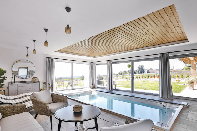 Swim Spa XL, interi&eacute;rov&aacute; instalace s&nbsp;patentovan&yacute;m automatick&yacute;m krytem ACS&reg;,  se siln&yacute;m protiproudem, mas&aacute;žn&iacute;mi tryskami, s&nbsp;madly pro akvatick&aacute; cvičen&iacute;