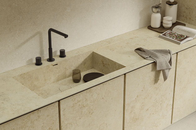 The Top, velkoformátový keramický obklad se vzhledem travertinu, formát 162 × 324 cm, cena na dotaz