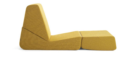 Rozkládací křeslo Galeotta, design  De Pas, D’Urbino, Lomazzi, polyuretanová pěna, textilie, odnímatelný potah, cena 70 942 Kč 