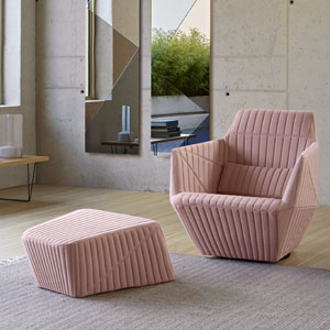 Křeslo Facett, design  R. a E. Bouroullecovi, textilie, více druhů,  cena od 77 300 Kč 