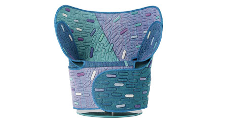 Otočné křeslo Hana-arashi, design Nendo, ocel, elastické pásy, dřevo, pružinová ocel, lakovaný hliník, polyuretan, polyester, odnímatelné čalounění, textilie Maris, cena na dotaz