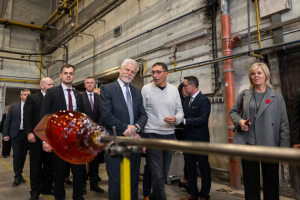 Prezident republiky s manželkou navštívil sklárnu Moser