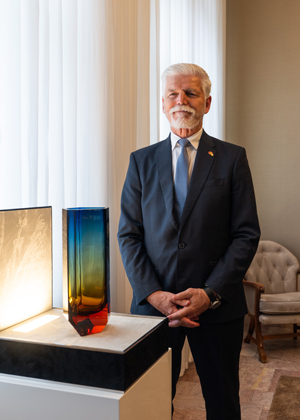 Prezident republiky s manželkou navštívil sklárnu Moser