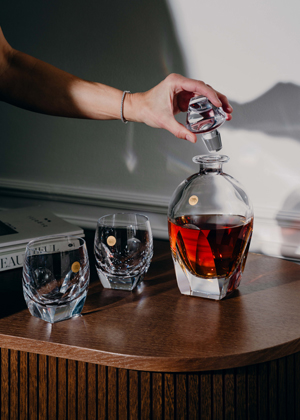 Bar – ikonickou funkcionalistickou kolekci pro milovníky whisky a rumu