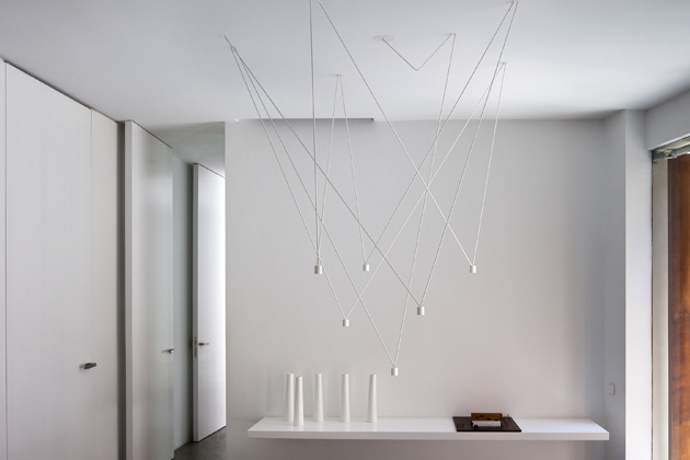 Závěsná svítidla Match (Vibia) tvoří štíhlé tyče zakončené LED osvětlením.