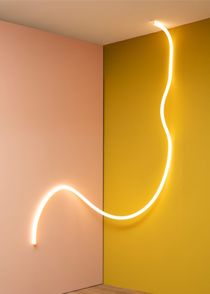 La Linea (Artemide) je flexibilní světelná trubice, 