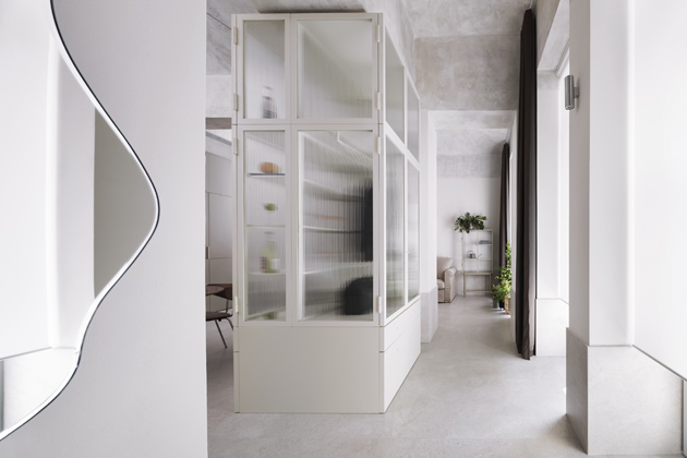 Kromě efektivního vytěžení snad každého centimetru nelze opomenout autorský design architekta v podobě zámečnických prvků některých částí nábytku, které se svým zpracováním rovnají uměleckému dílu. To krásně prezentuje truhlářský výrobek se skleněnou výplní, která navíc do kříže kopíruje původní klenbu v soukromé části bytu. Nebo „vitrína“, která z chodby zastane funkci šatní skříně a z části kuchyně reprezentativního příborníku. Veškerý vestavěný nábytek má povrch z HPL v béžové barvě s jemně vroubkovaným povrchem. Kuchyňská deska, čela výsuvů a obkladová deska jsou vyrobeny ze směsi mramorové drtě a pryskyřice. Skleněné výplně jsou z vroubkovaného skla Flutes. Autorský design tvůrců interiéru nese konferenční stolek z ořechové dýhy. Jídelní stůl (Ferm Living) doplňují jídelní židle z ořechové dýhy od dánského studia Herman.