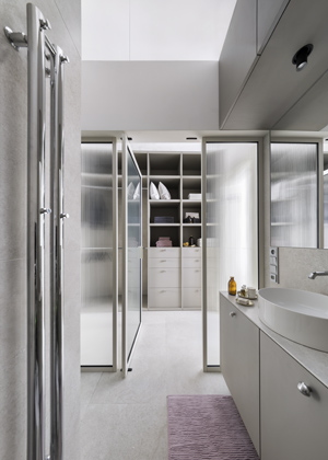 Do ložnice s šatnou a koupelnou se dostanete skrze ukryté dveře, které naprosto splývají s dřevěným obkladem. Je v ní dřevěná parketová podlaha. Architekti hojně užívali zabudovaných LED pásků v nábytku, které mají několik světelných režimů. Takto dokázali vytvořit světlo blížící se dennímu osvětlení i ambientní osvětlení pro večerní čas. Stejný princip je zde použit pro každou místnost. Světlík mezi ložnicí a koupelnou má akustickou úpravu. Čalouněné lůžko se zabudovaným úložným prostorem ve výsuvech je vyrobeno podle návrhu architektů. Nastavitelné svítidlo (Flos) z nerezové oceli, umístěné u postele, je od designéra a architekta Vincenta Van Duysena. 