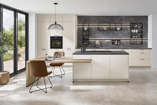 Nástěnný kolejnicový systém umožňuje variabilní zavěšení poliček, boxů, háčků a dalšího příslušenství, které vám pomůže udržet přehled u dřezu 