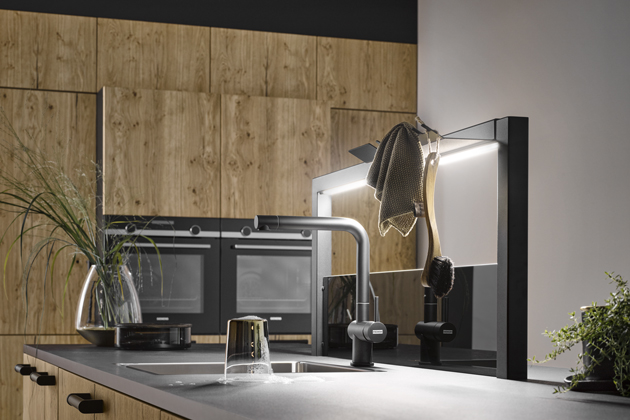 Kuchyňská sestava v provedení Glasgow/Ostersund a s ostrůvkovou konzolí integrující osvětlení a odkládací prostor