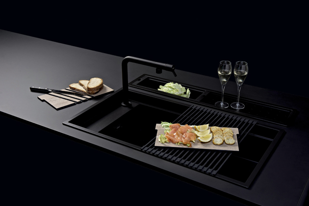 Dialogo, modulární dřez z inovativního odolného materiálu Keratek, vhodný pro spodní i horní montáž, doplnitelný širokou škálou vybavení, cena od 16 990 Kč