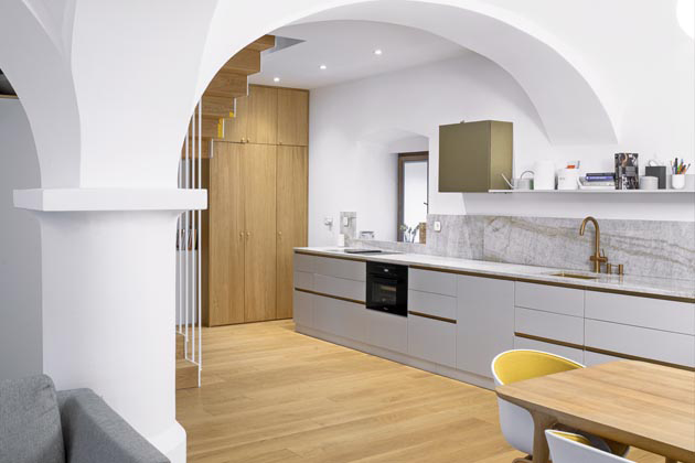 Kuchyňská linka zhotovená na míru s pracovní deskou z mramoru. Zlaté provedení baterií je v celém domě jednotné.