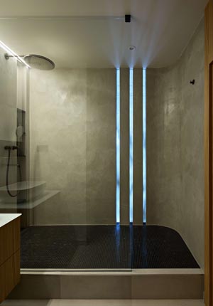 Dřevo, beton, moře