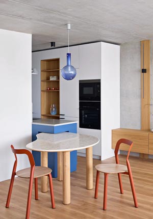 Dřevo, beton, moře