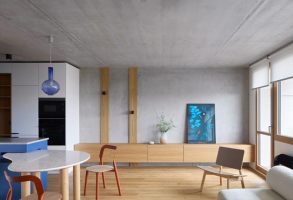 Dřevo, beton, moře