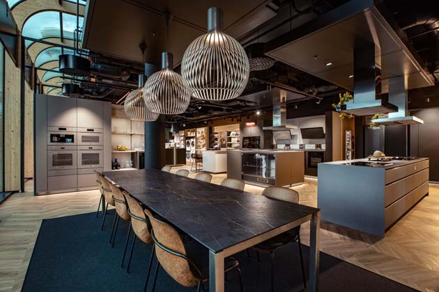 Německá prémiová značka domácích spotřebičů Miele slavnostně otevřela své nové Miele Experience Center o rozloze 250 m² v brněnském areálu bývalé textilní továrny Vlněna.