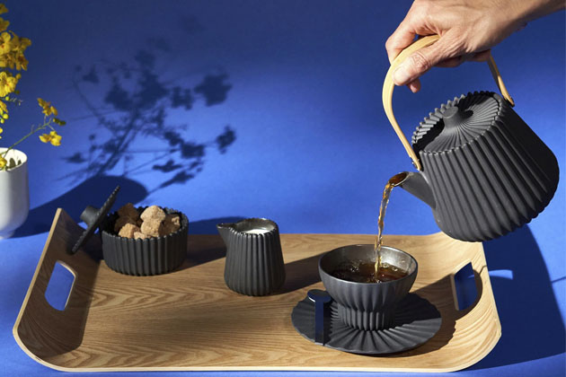 Pekoe, čajový servis s matným plisovaným povrchem, materiál porcelán a bambus, cena konvičky 5 519 Kč