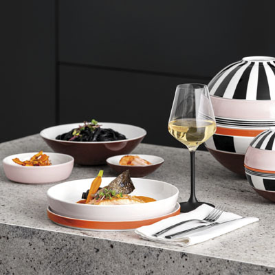 La Petit Boule, kompaktn&iacute; sada pr&eacute;miov&eacute;ho porcel&aacute;nu obsahuje čtyři misky a jeden tal&iacute;řek, cena 5&nbsp;300 Kč