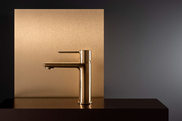 Targa (Roca), nově redesignovaná umyvadlová baterie s minimalistickou siluetou a povrchem z kartáčované mosazi, cena na dotaz