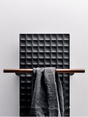 Waffle, n&aacute;stěnn&yacute; radi&aacute;tor dostupn&yacute; v&nbsp;jeden&aacute;cti barevn&yacute;ch variant&aacute;ch, materi&aacute;l hlin&iacute;k, rozměry 122 &times; 41&thinsp;cm, cena 35&nbsp;250&thinsp;Kč 