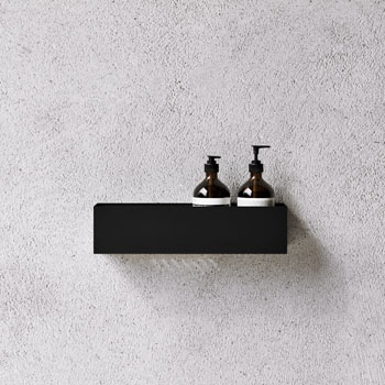 Bath Self, polička z&nbsp;pr&aacute;&scaron;kovan&eacute; oceli, rozměry 40 &times; 10&thinsp;cm, cena 2&nbsp;862&thinsp;Kč 