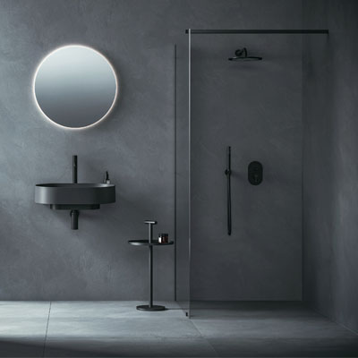 Walk-In Wall, sprchov&yacute; kout  v&nbsp;čern&eacute;m proveden&iacute; a&nbsp;s&nbsp;v&yacute;pln&iacute; z&nbsp;čir&eacute;ho skla,  rozměr 120 &times; 120&thinsp;cm, cena 14&nbsp;690&thinsp;Kč