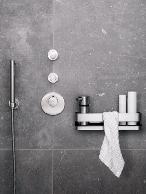 Nexio, polička do&nbsp;sprchov&eacute;ho koutu v&nbsp;matn&eacute;m nerezov&eacute;m proveden&iacute;, lze připevnit  i&nbsp;bez vrt&aacute;n&iacute;, &scaron;&iacute;řka 25&thinsp;cm, cena 2&nbsp;357&thinsp;Kč 