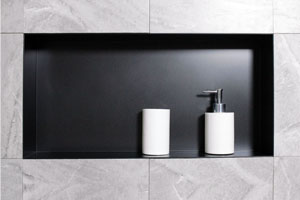 Vestavěn&aacute; nika, materi&aacute;l ocel v&nbsp;čern&eacute;m proveden&iacute;, rozměry 60 &times; 30 &times; 8,5&thinsp;cm,  cena 3&nbsp;298&thinsp;Kč