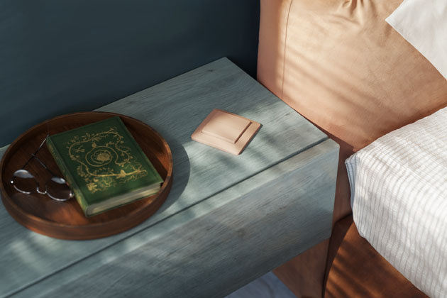 Jak snadno instalovat vypínač na místo, kam kabely nevedou? Nalepte ho!