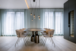 Prostornou jídelnu zcela opanoval rozměrný stůl od italského výrobce Bonaldo v nápadném designu se vskutku originální podnoží.