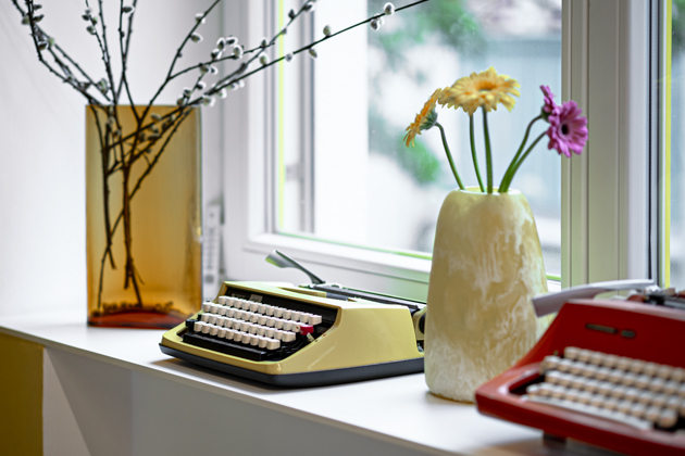 Dům se žlutými okenicemi