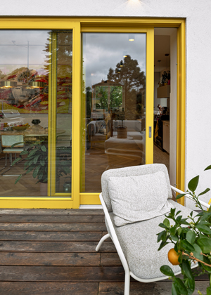 Dům se žlutými okenicemi