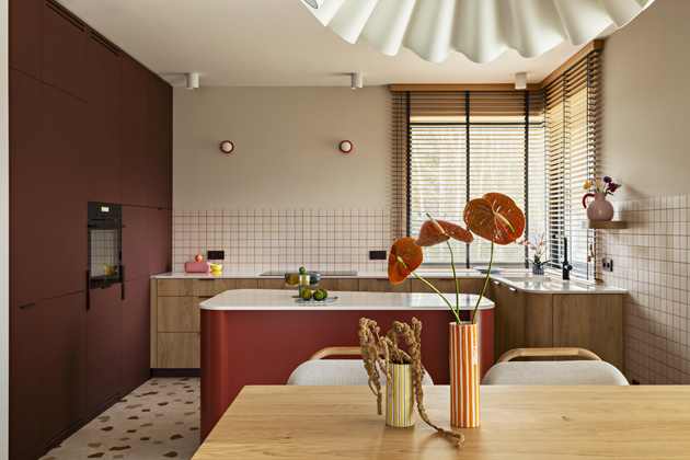 Zaoblené linie využité (nejen) na kuchyňské lince se harmonicky prolínají s geometrickými detaily, a vytvářejí tak kompaktní a nápaditý celek.