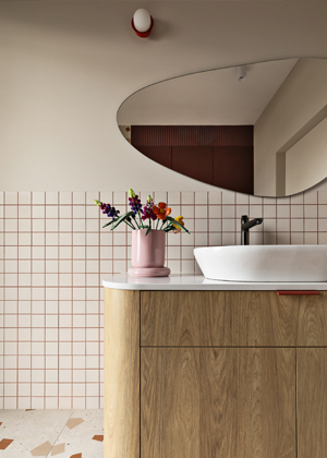 Vrcholem koupelnov&eacute;ho pohodl&iacute; je v&nbsp;tomto př&iacute;padě toaleta s&nbsp;funkc&iacute; om&yacute;v&aacute;n&iacute; a&nbsp;vyhř&iacute;v&aacute;n&iacute;m sed&aacute;tka. N&aacute;pad si majitel&eacute; samozřejmě dovezli ze sv&yacute;ch toulek po Japonsku.